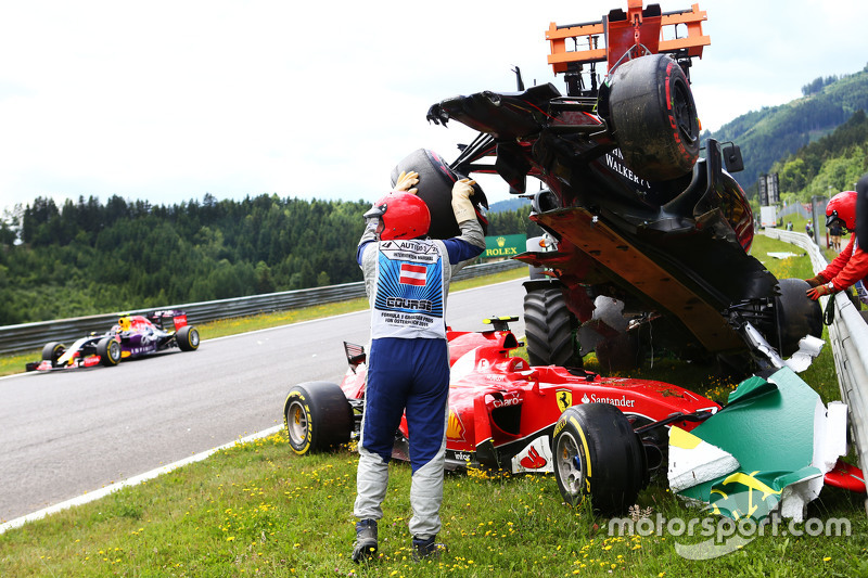 Les commissaires nettoient le crash entre Fernando Alonso, McLaren MP4-30 et Kimi Raikkonen, Ferrari SF15-T