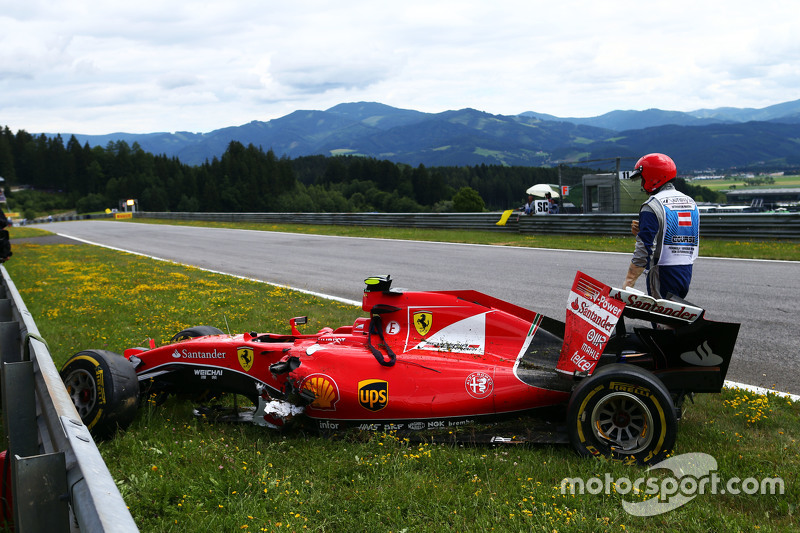 El dañado Ferrari SF15-T de Kimi Raikkonen, de Ferrari