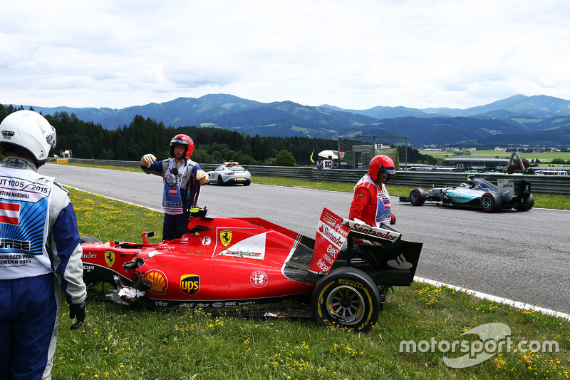 Nico Rosberg, de Mercedes AMG F1 W06 pasa al dañado Ferrari SF15-T de Kimi Raikkonen, de Ferrari