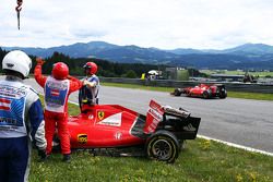 Sebastian Vettel, Ferrari SF15-T pasa el dañado Ferrari SF15-T de su compañero de equipo Kimi Raikko