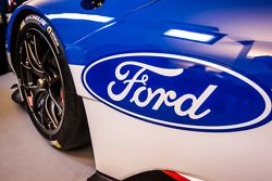 La nouvelle Ford GT aux spécifications GTE 2016, qui sera préparée par le Chip Ganassi Racing aux 24h du Mans 2016 : logo Ford