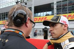 Mark Slade, Lotus F1 Team,  ingegnere di pista e Pastor Maldonado, Lotus F1 Team