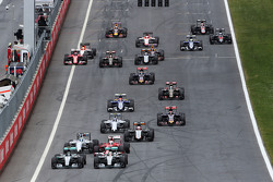 Nico Rosberg, Mercedes AMG F1 W06, und Lewis Hamilton, Mercedes AMG F1 W06, Kampf am Start
