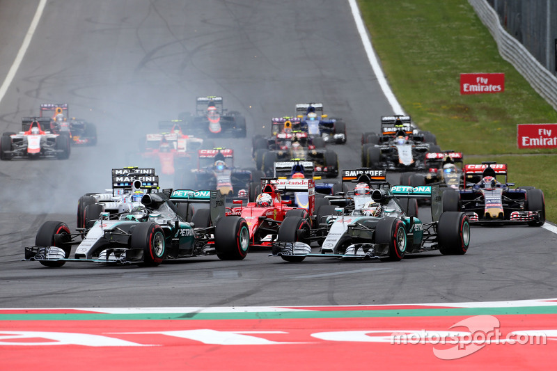 Start of tNico Rosberg, Mercedes AMG F1 Team and Lewis Hamilton, Mercedes AMG F1 Team