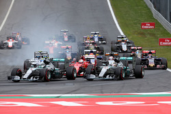 Старт гонки - Нико Росберг, Mercedes AMG F1 Team и Льюис Хэмилтон, Mercedes AMG F1 Team