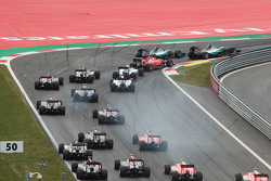 Nico Rosberg, Mercedes AMG F1 W06 leads en el inicio de a carrera