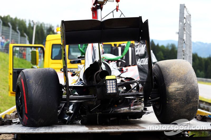 El McLaren MP4-30 dañado de Fernando Alonso, McLaren