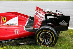 El dañado Ferrari SF15-T Retirado de la carrera de Kimi Raikkonen, de Ferrari