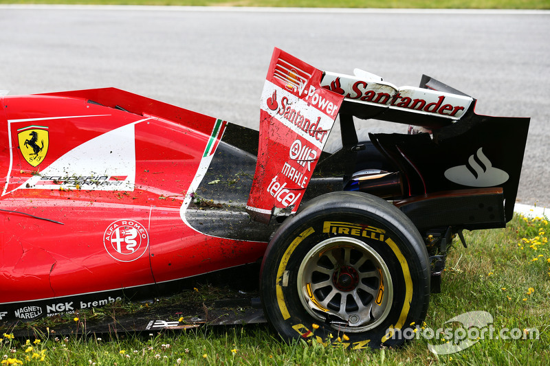 El dañado Ferrari SF15-T Retirado de la carrera de Kimi Raikkonen, de Ferrari