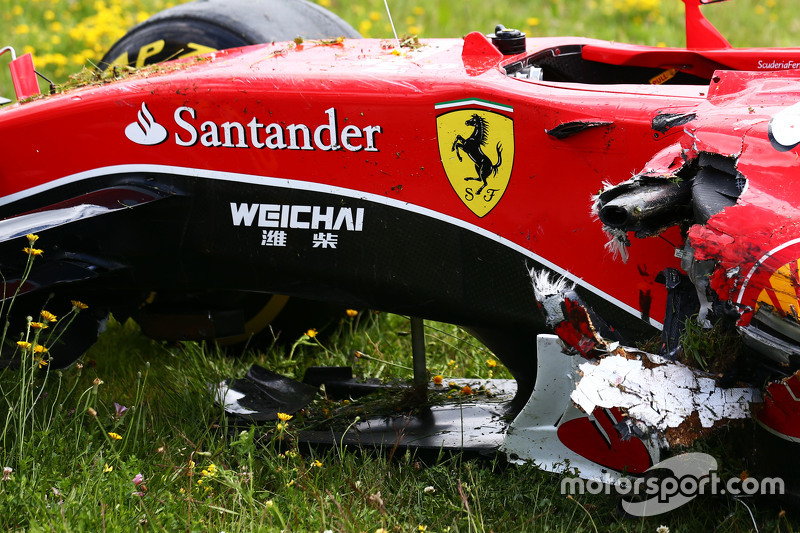 El dañado Ferrari SF15-T Retirado de la carrera de Kimi Raikkonen, de Ferrari