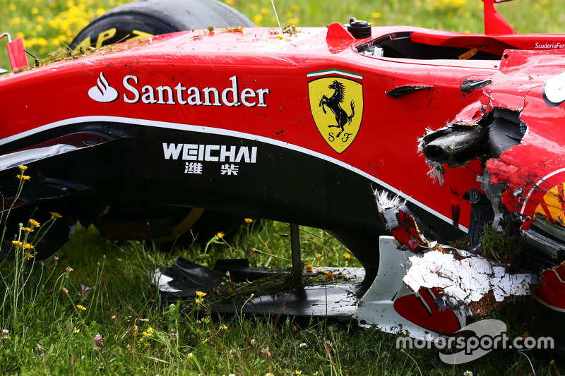 Der beschädigte Ferrari SF15-T von Kimi Räikkönen, Ferrari, nach seinem Ausfall