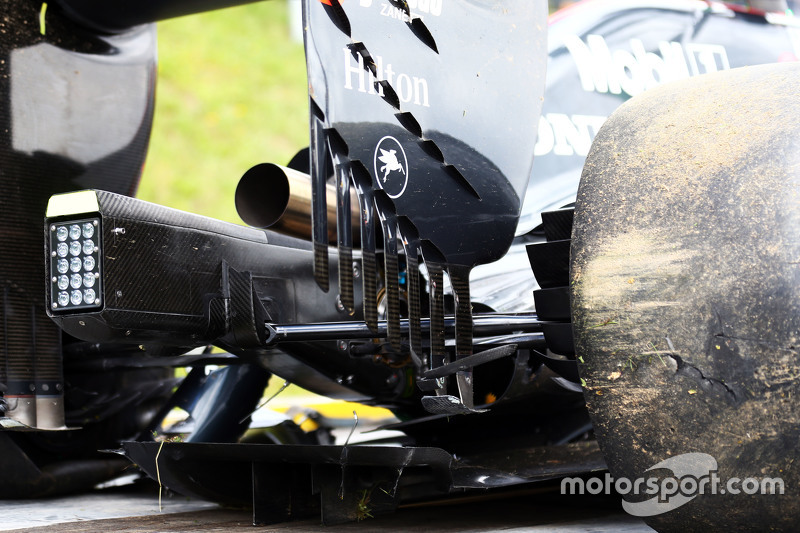 El McLaren MP4-30 dañado de Fernando Alonso, McLaren
