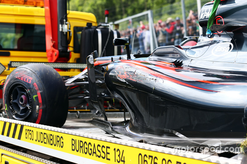 El McLaren MP4-30 dañado de Fernando Alonso, McLaren