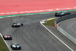 Нико Росберг, Mercedes AMG F1 W06 едет впереди напарника по команде Льюиса Хэмилтона, Mercedes AMG F