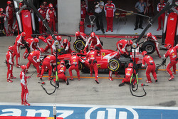 Sebastian Vettel, Ferrari SF15-T tiene una larga parada en boxes con una rueda trasera derecha pegad