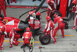 Себастьян Феттель, Ferrari SF15-T во время долгого пит-стопа из-за проблем с задним правым колесом