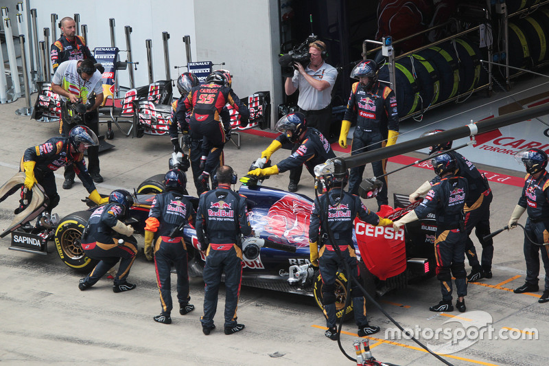 Carlos Sainz jr., Scuderia Toro Rosso STR10, gibt das Rennen in der Box auf