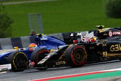 Pastor Maldonado, Lotus F1 E23 and Felipe Nasr, Sauber C34 battle for position