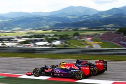 Daniil Kvyat, Red Bull Racing RB11 and Max Verstappen, Scuderia Toro Rosso STR10 battle for position