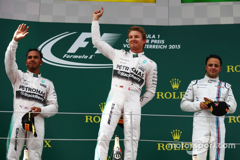 Pódio: segundo colocado Lewis Hamilton, Mercedes AMG F1 com o vencedor Nico Rosberg, Mercedes AMG F1