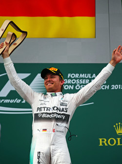 Ganador de la carrera de Nico Rosberg, de Mercedes AMG F1 celebra en el podio