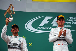 Подиум: второе место - Льюис Хэмилтон, Mercedes AMG F1 и победитель гонки - Нико Росберг, Mercedes