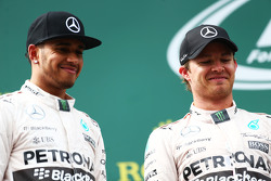 Podio: segundo clasificado, Lewis Hamilton, Mercedes AMG F1 con el ganador de la carrera de Nico Ros