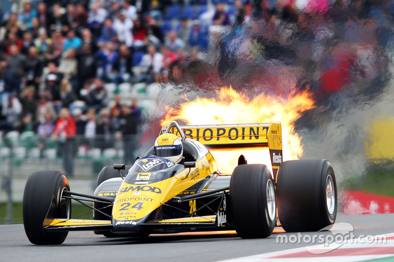Pierluigi Martini, Minardi M186-01 içinde Efsaneler Geçit Töreni'nde ateşler saçarak ilerliyor