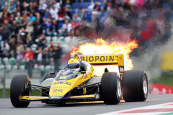 Pierluigi Martini, Minardi M186-01 içinde Efsaneler Geçit Töreni'nde ateşler saçarak ilerliyor