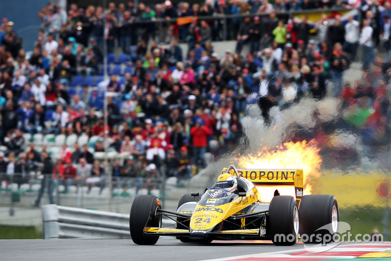 Pierluigi Martini, Minardi M186-01 içinde Efsaneler Geçit Töreni'nde ateşler saçarak ilerliyor