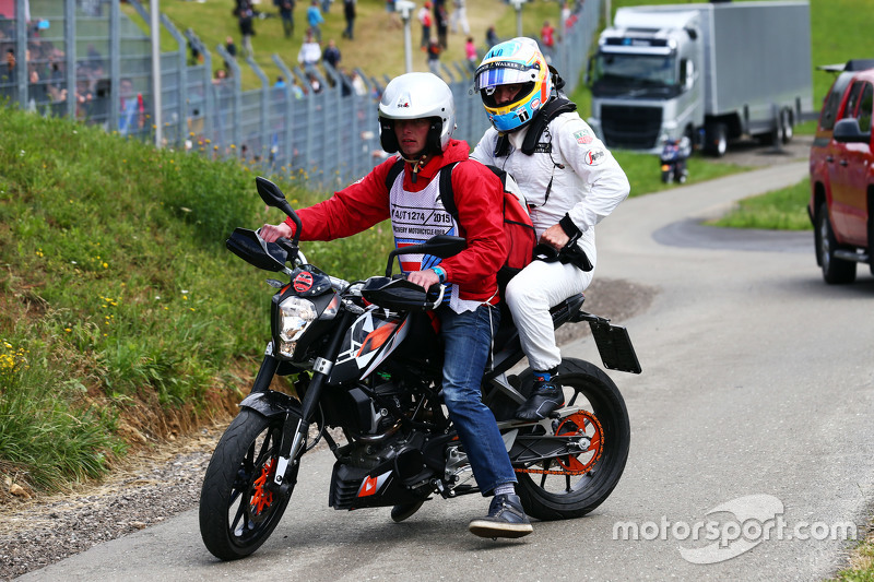 Se Retira Fernando Alonso, McLaren vuelve a boxes en una moto