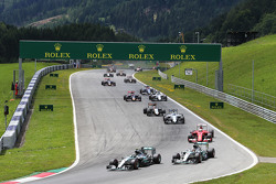 Нико Росберг, Mercedes AMG F1 W06 едет впереди напарника по команде - Льюиса Хэмилтона, Mercedes AMG