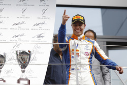 Ganador de la Carrera Oscar Tunjo, Trident celebra su victoria en el Parc Ferme