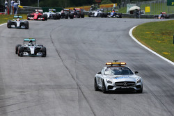 Нико Росберг, Mercedes AMG F1 W06 едет первым за машиной безопасности