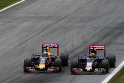 Daniel Ricciardo, Red Bull Racing RB11 et Max Verstappen, Scuderia Toro Rosso STR10 en lutte pour une position
