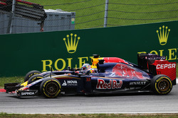Max Verstappen, Scuderia Toro Rosso STR10 and Daniel Ricciardo, Red Bull Racing RB11 battle for posi