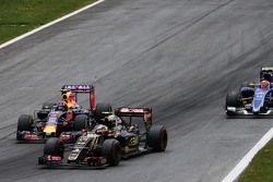 Pastor Maldonado, Lotus F1 E23 y Daniil Kvyat, Red Bull Racing RB11, pelean por la posición