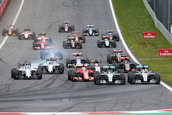 Nico Rosberg, Mercedes AMG F1 W06 e colega de equipe Lewis Hamilton, Mercedes AMG F1 W06 batalham pela liderança no começo da corrida