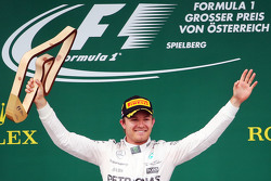 Vencedor Nico Rosberg, Mercedes AMG F1 comemora no pódio