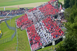 Les fans en tribune recréent le drapeau autrichien