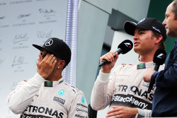 Льюис Хэмилтон, Mercedes AMG F1 с победителем гонки - Нико Росбергом, Mercedes AMG F1 и Герхардом Бе