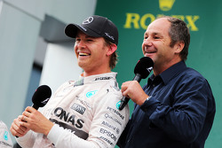 Race winner Nico Rosberg, Mercedes AMG F1 on the podium with Gerhard Berger