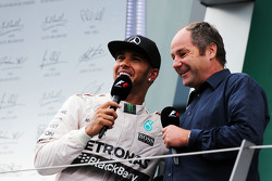 2. Lewis Hamilton, Mercedes AMG F1, auf dem Podium mit Gerhard Berger