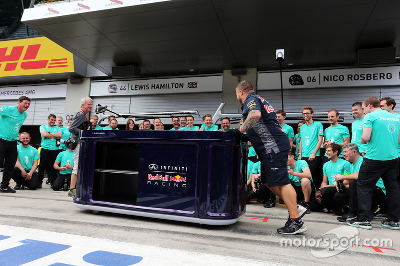 Команда Red Bull Racing мешает команде Mercedes AMG F1 праздновать