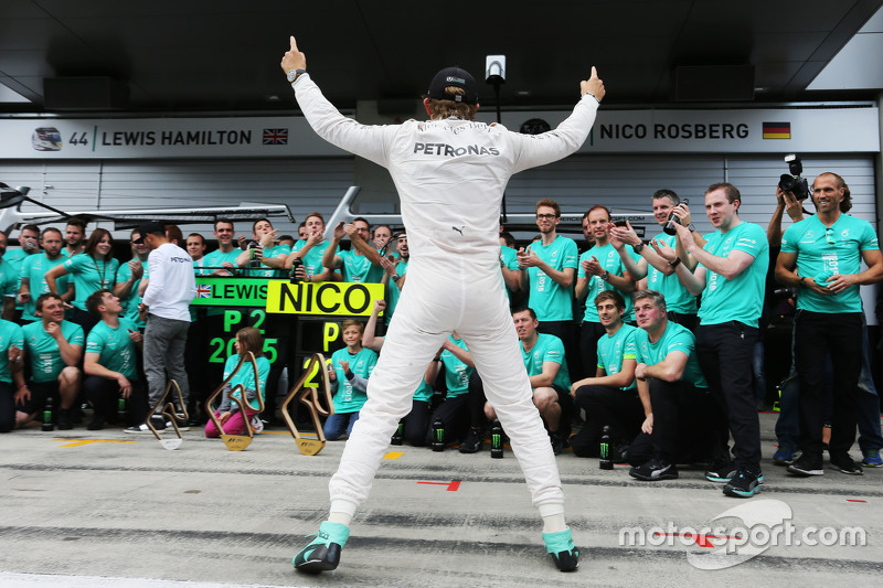 Juara balapan Nico Rosberg, Mercedes AMG F1 merayakan bersama the team