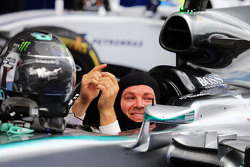 Победитель гонки - Нико Росбер, Mercedes AMG F1 W06 празднует в закрытом парке