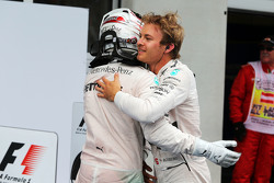 Победитель гонки - Нико Росбер, Mercedes AMG F1 празднует с напарником по команде Льюисом Хэмилтоном, Mercedes AMG F1 в закрытом парке