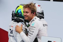 El ganador de la carrera Nico Rosberg, Mercedes AMG F1 celebra con Lewis Hamilton, Mercedes AMG F1 y