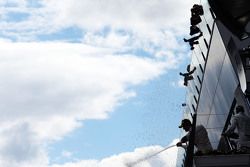 Победитель гонки - Нико Росбер, Mercedes AMG F1 празднует на подиуме