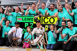 Победитель гонки - Нико Росбер, Mercedes AMG F1 и напарник по команде - Льюис Хэмилтон, Mercedes AMG